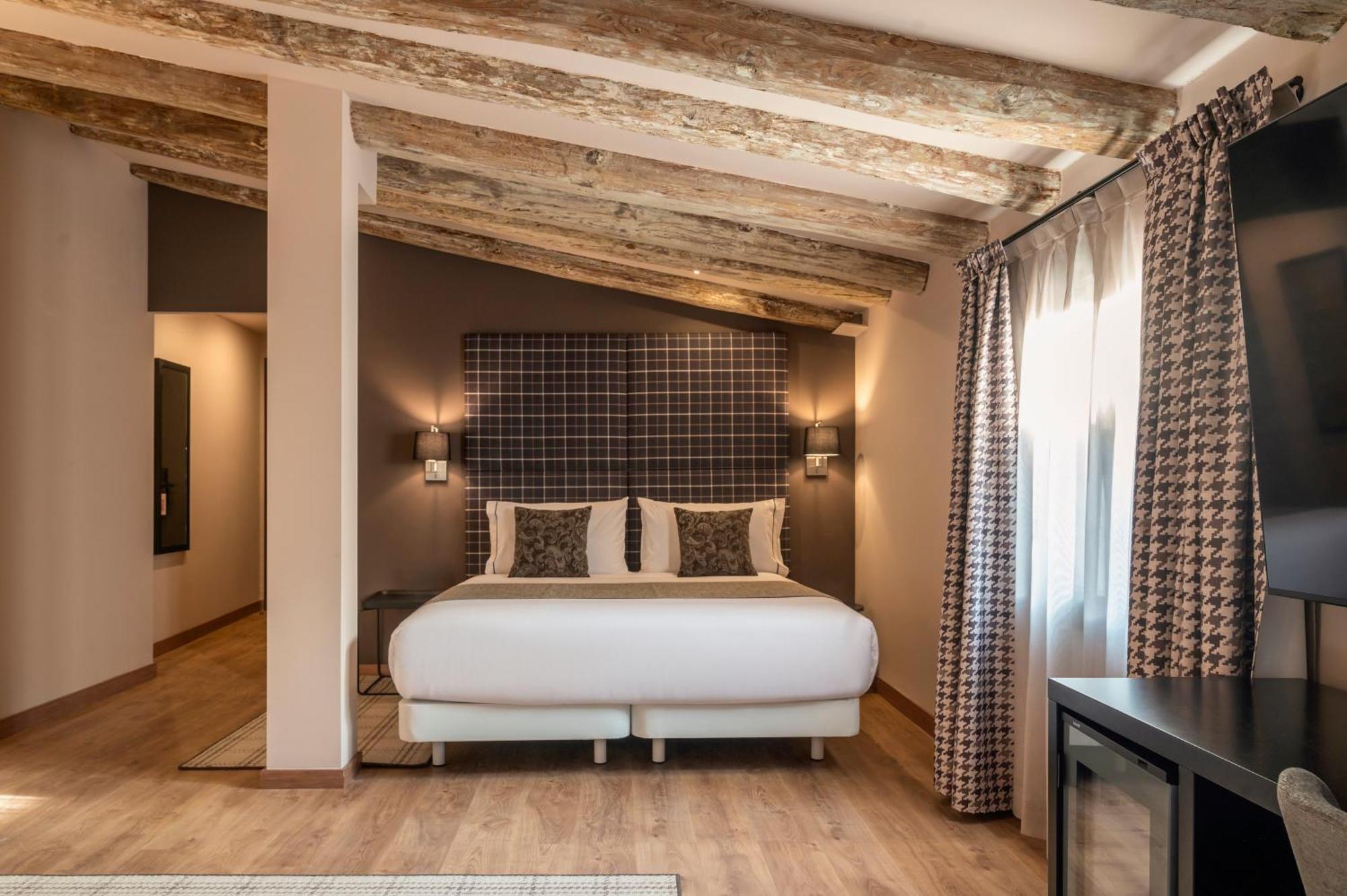 Hotel Hesperia Barri Gòtic 3*